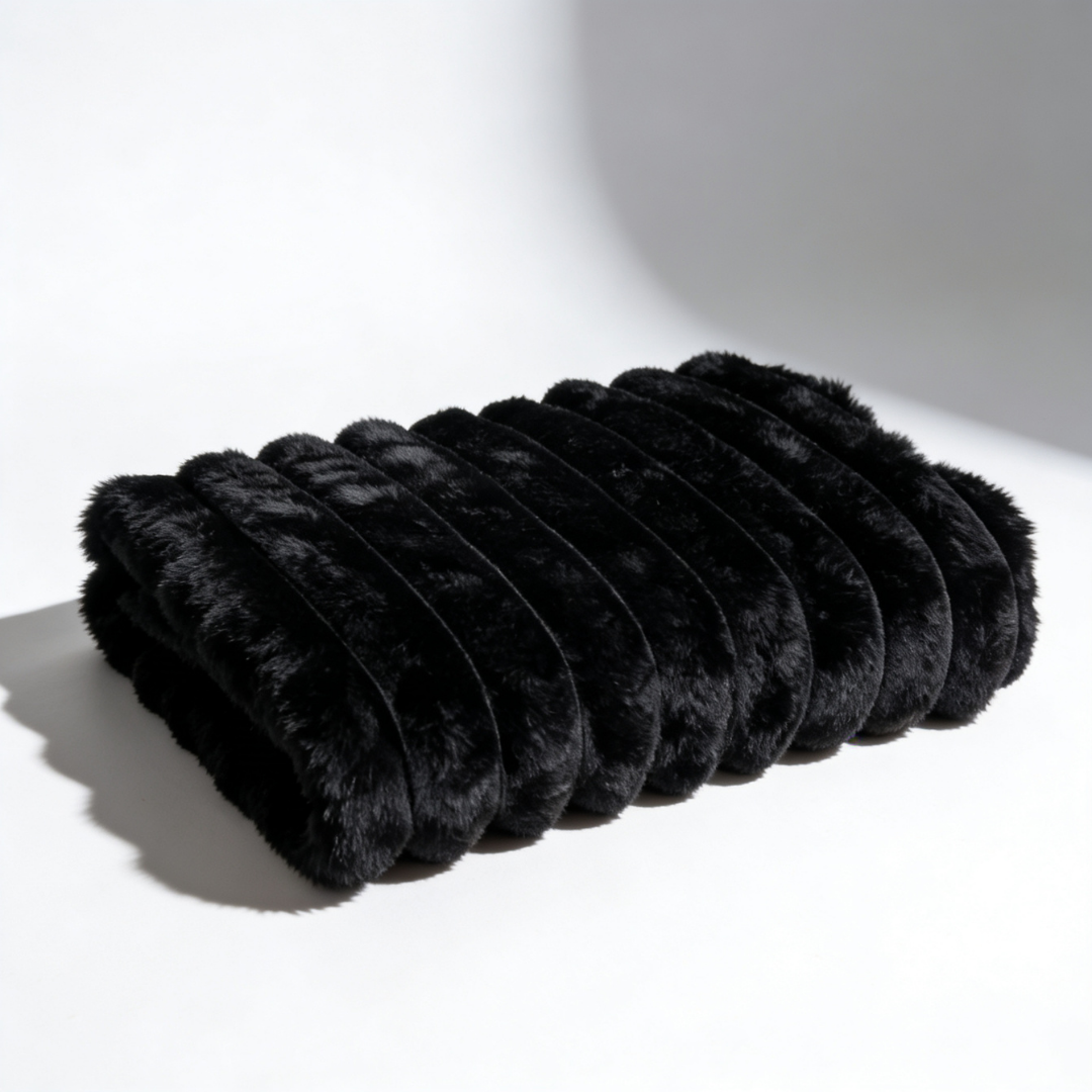 Fascinator Luxe Fur Splashproof Blanket