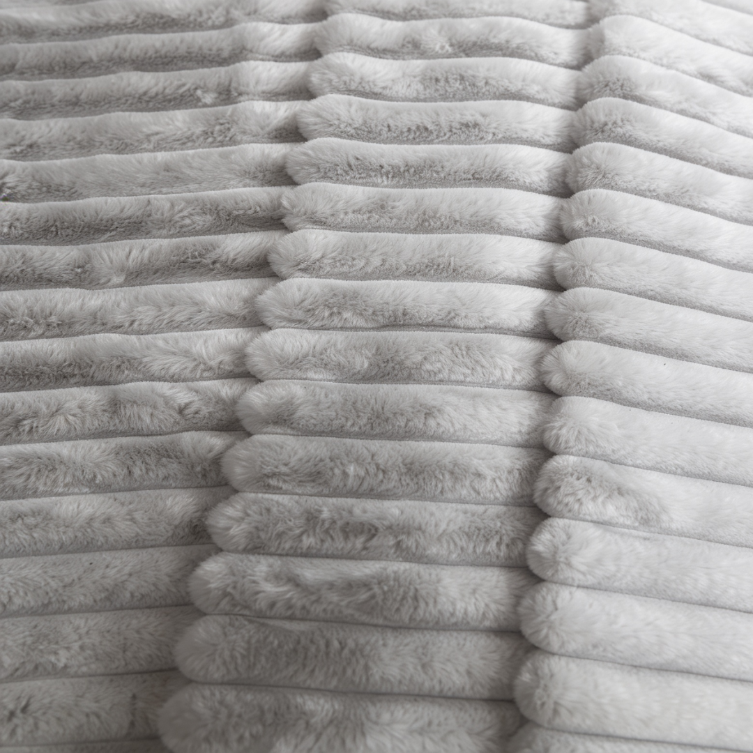 Fascinator Luxe Fur Splashproof Blanket