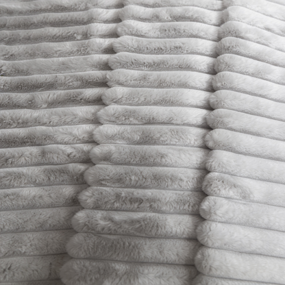 Fascinator Luxe Fur Splashproof Blanket